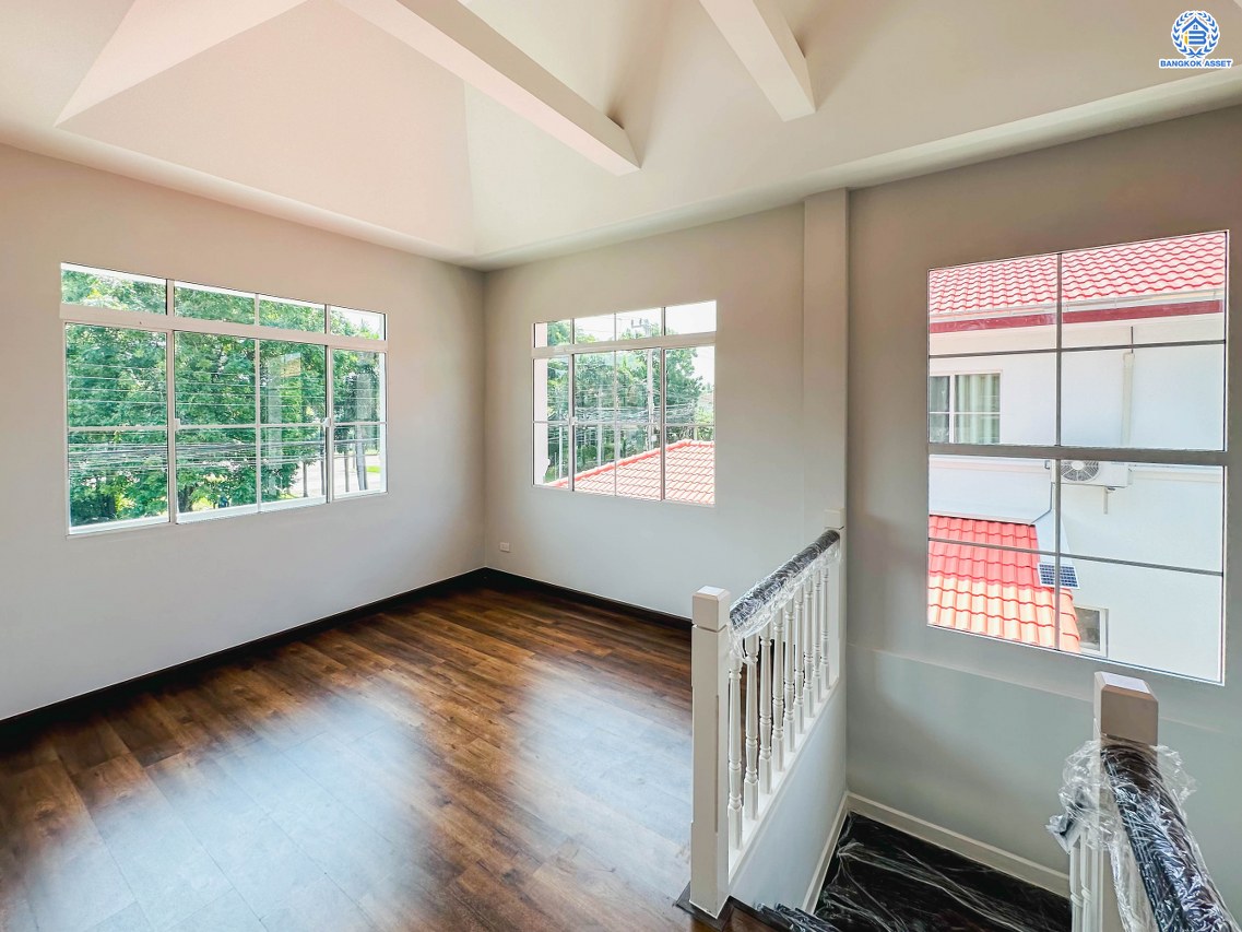 บ้านมือสองตกแต่งใหม่ โครงการ ชัยพฤกษ์ บางบัวทอง บ้านเดี่ยวจากแบรนด์ LH เนื้อที่ 83.2 ตร.ว. ฟังก์ชัน 3 ห้องนอน 3 ห้องน้ำ 1 ห้องอเนกประสงค์ จอดรถได้ 2 คัน พร้อม Facilities ครบครัน บนทำเลเดินทางสะดวก ติดถนนบางกรวย-ไทรน้อย ใกล้เซ็นทรัลเวสต์เกต และรถไฟฟ้าสายสีม่วง "สถานีบางพลู"